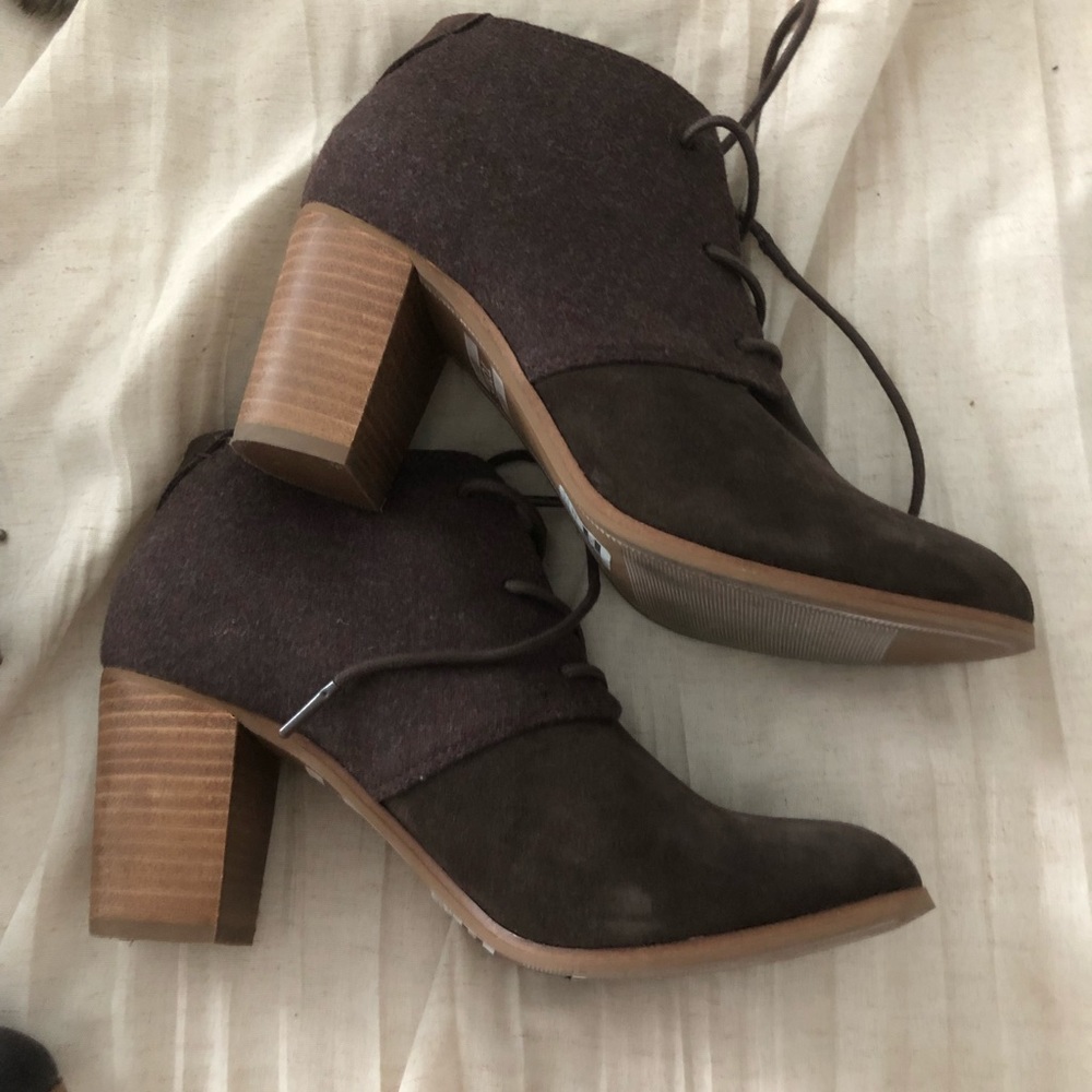 Tom’s suede booties dark brown Sz 9 never worn